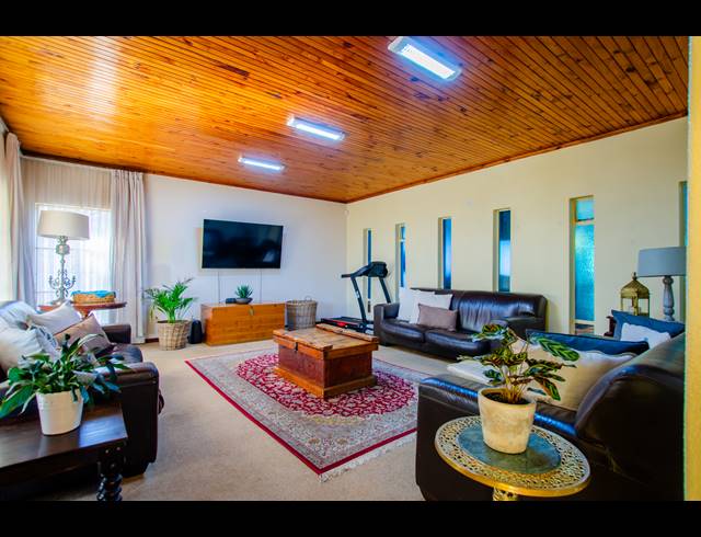 6 BEDROOM FREESTANDING FOR SALE IN WINGATE PARK